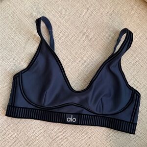 ALO Yoga Airlift line up bra in navy